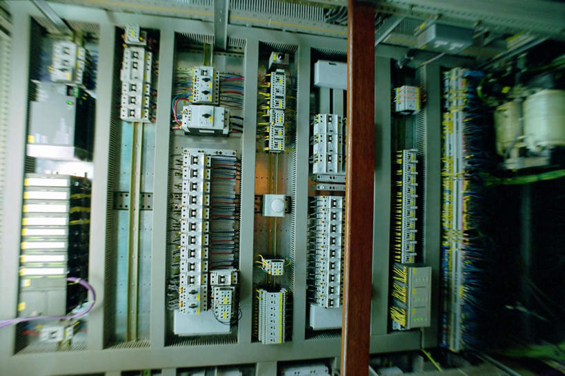 无人,横图,室内,白天,正面,机器,零件,技术,电路,建筑,静物,一排,许多,关闭,阴影,整齐,反射,影子,设备,开关,排列,施工,按钮,打开,机械,起重机,工程,开启,队列,闭合,彩图