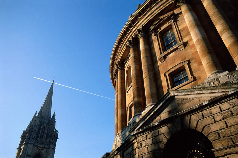 无人,图书馆,横图,室外,白天,仰视,旅游,度假,窗户,标志建筑,地标,建筑,英国,欧洲,阴影,光线,影子,烟雾,娱乐,建设,玻璃窗,蓝色,蓝天,天空,阳光,天,享受,休闲,旅游胜地,放松,晴朗,污染,废气,西欧,大不列颠,飞机尾迹,浏览室,牛津,世界文化遗产,尾迹云,机尾云,飞机拉烟,云带,尾迹,大不列颠及北爱尔兰联合王国,万里无云,机尾迹,飞机尾气,大不列颠联合王国,日不落英帝国,牛津大学,牛津大学图书馆,拉德克里夫图书馆,牛津市,晴空,晴空万里,彩图,低角度拍摄,书库,图书库,阅览室