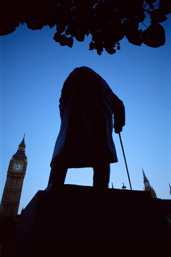 西方人,一个人,无人,记者,飞行员,画家,竖图,室外,白天,仰视,旅游,度假,植物,标志建筑,地标,建筑,雕塑,英国,欧洲,伦敦,欧洲人,仅一个男性,仅一个人,仅一个中年男性,阴影,艺术,装饰,时间,光线,雕刻,雕像,时钟,影子,钟楼,首都,背光,计时,娱乐,建设,大本钟,大笨钟,树,树木,蓝色,绿色,蓝天,天空,阳光,自然,工艺品,钟表,天,享受,休闲,表,旅游胜地,放松,生长,晴朗,成长,纪念,美术,领导,西欧,主题,大不列颠,逆光,陈列,温斯顿.丘吉尔,大不列颠及北爱尔兰联合王国,万里无云,功能,美学,塔钟,军事家,政治家,作家,大不列颠联合王国,日不落英帝国,战略家,雾都,首相,英国首相,丘吉尔,邱吉尔,男人,男性,中年男性,白种人,飞行人员,新闻工作者,新闻记者,钟,晴空,晴空万里,彩图,低角度拍摄,全身,演说家