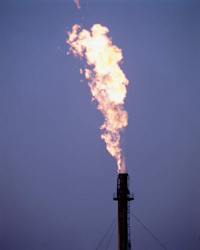 无人,工厂,竖图,室外,白天,正面,烟囱,破坏,破损,烟,污染,损坏,彩图,工地,制造厂