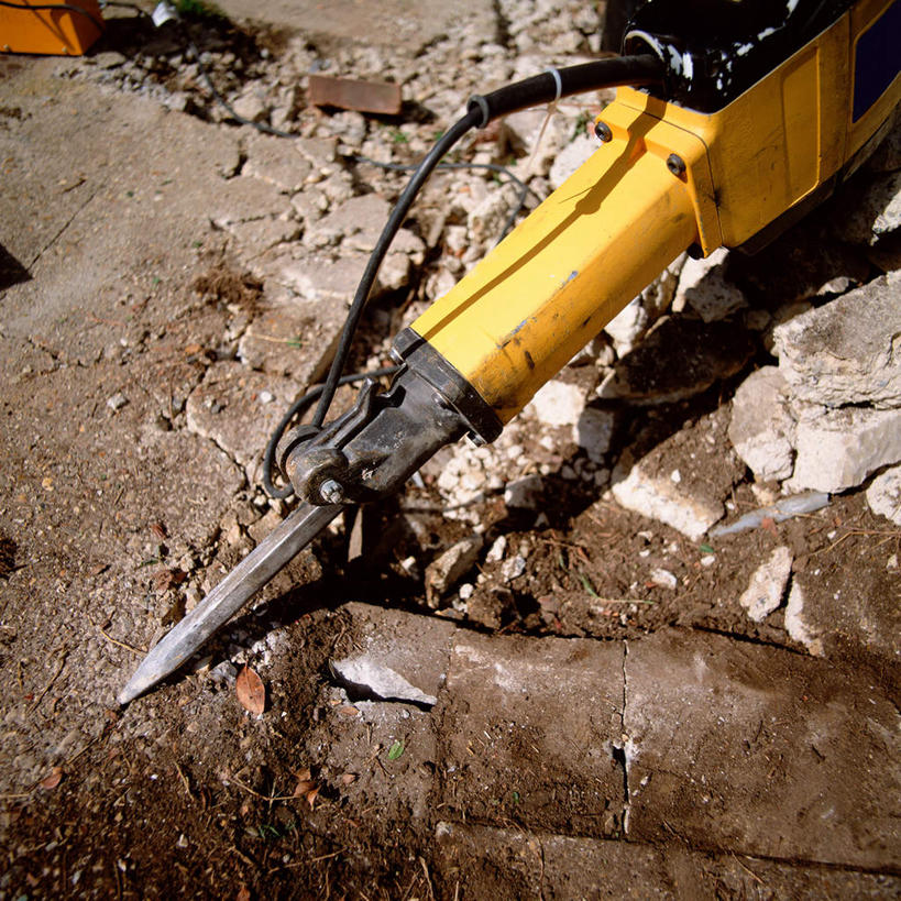 无人,方图,俯视,室外,特写,白天,石头,静物,阴影,光线,石子,影子,黄色,阳光,建筑工地,电钻,沉积岩,手电钻,电动工具,地盘,建筑地盘,施工地盘,水成岩,石块,岩石,彩图,高角度拍摄,工地