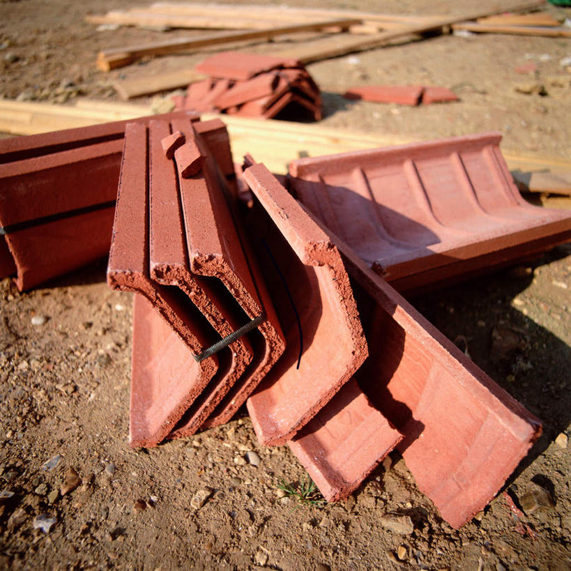 无人,方图,俯视,室外,特写,白天,石头,建筑,静物,阴影,光线,石子,瓦片,影子,泥土,土壤,瓦,阳光,建筑工地,建造,屋瓦,地盘,建筑地盘,施工地盘,石块,彩图,高角度拍摄,工地