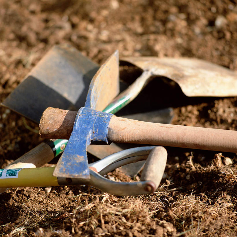 无人,方图,俯视,室外,特写,白天,金属制品,阴影,朦胧,模糊,光线,金属,铲子,工具,影子,泥土,土壤,阳光,建筑工地,斧头,斧子,地盘,建筑地盘,施工地盘,彩图,高角度拍摄,工地