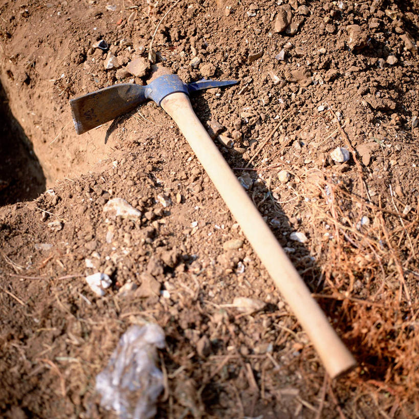 无人,方图,俯视,室外,特写,白天,金属制品,阴影,朦胧,模糊,光线,金属,工具,影子,泥土,土壤,阳光,建筑工地,斧头,斧子,地盘,建筑地盘,施工地盘,彩图,高角度拍摄,工地