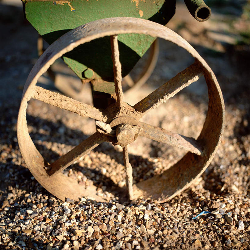 无人,方图,俯视,室外,特写,白天,石头,阴影,朦胧,模糊,光线,轮子,石子,影子,阳光,建筑工地,地盘,建筑地盘,施工地盘,石块,岩石,彩图,高角度拍摄,工地