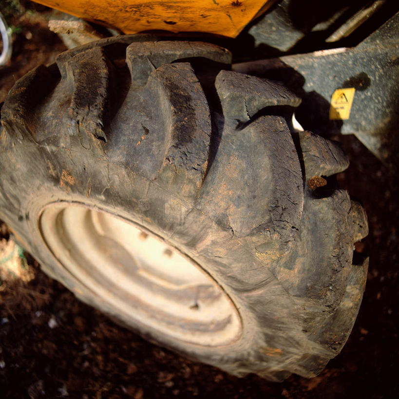 无人,方图,室外,特写,白天,正面,阴影,光线,轮子,影子,阳光,轮胎,建筑工地,地盘,建筑地盘,施工地盘,彩图,工地