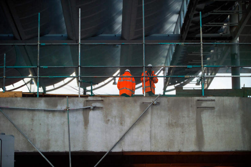 西方人,两个人,伙伴,朋友,机修工,站,横图,室外,白天,仰视,工作服,制服,友谊,合作,团队,帽子,欧洲,欧洲人,两顶,阴影,光线,头盔,影子,支架,注视,架子,脚手架,施工,工人,阳光,安全帽,绳子,建筑工地,观察,看,站着,战略,观看,绳索,支撑,固定,察看,关注,联合,合谋,地盘,建筑地盘,施工地盘,工作制服,配合,协作,男人,男性,中年男性,白种人,机械师,机修工人,站立,彩图,低角度拍摄,全身,工作套服,工地,稳固