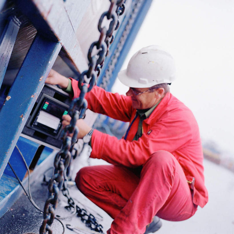 西方人,一个人,机修工,蹲,笑,微笑,露齿笑,竖图,室外,白天,侧面,工作服,制服,卡车,帽子,欧洲,欧洲人,仅一个男性,仅一个人,仅一个中年男性,一辆,握,头盔,集装箱,注视,工人,红色,天空,安全帽,天,观察,看,握着,集装箱车,晴朗,观看,货车,锁链,察看,关注,调试,货运车,万里无云,工作制服,男人,男性,中年男性,白种人,机械师,机修工人,晴空,晴空万里,载重汽车,蹲着,半身,彩图,工作套服