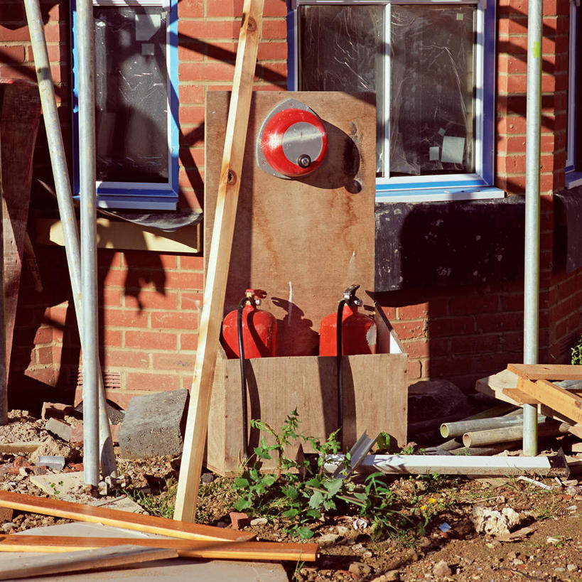 无人,家,方图,室外,白天,正面,安全,草地,植物,灭火器,阴影,光线,影子,支架,房屋,屋子,公寓,洋房,楼房,架子,脚手架,住宅,草,施工,绿色,阳光,建筑工地,消防,支撑,固定,灭火,地盘,建筑地盘,施工地盘,消防灭火器,消防器材,彩图,房子,工地,稳固