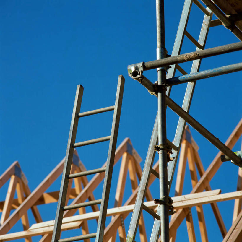 无人,攀登,方图,室外,白天,仰视,阴影,光线,梯子,影子,支架,阶梯,木梯,架子,脚手架,施工,蓝色,蓝天,天空,阳光,建筑工地,天,爬,晴朗,上升,支撑,固定,万里无云,登高,地盘,建筑地盘,施工地盘,晴空,晴空万里,攀爬,彩图,低角度拍摄,工地,稳固