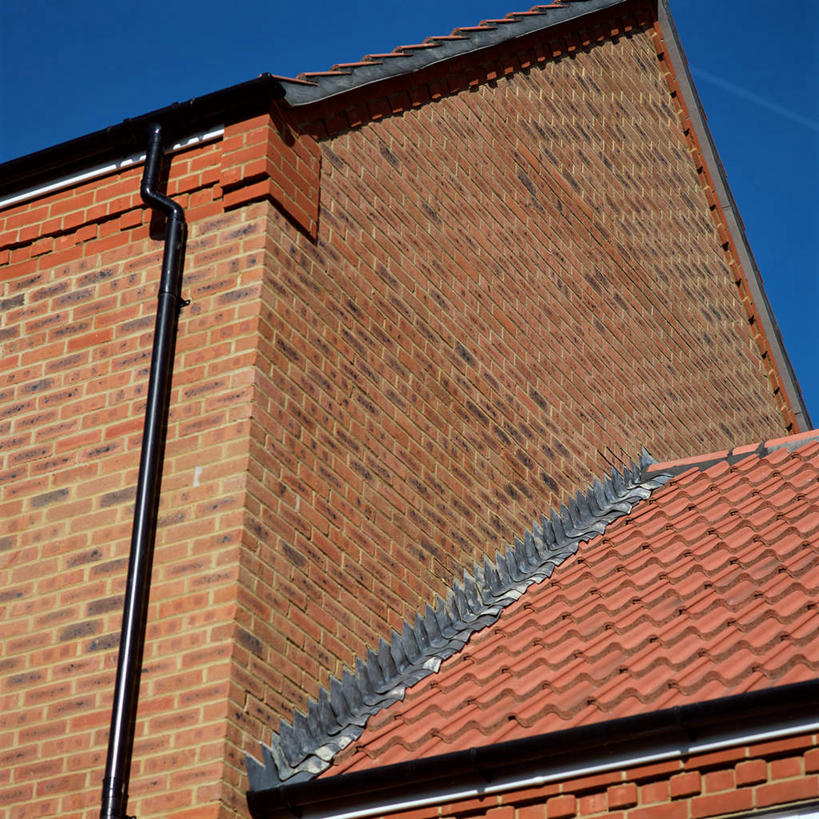 无人,家,方图,室外,白天,仰视,建筑,阴影,光线,瓦片,影子,房屋,屋顶,屋子,顶棚,瓦,楼房,住宅,蓝色,蓝天,天空,阳光,建筑工地,天,建造,晴朗,屋瓦,万里无云,地盘,建筑地盘,施工地盘,晴空,晴空万里,彩图,低角度拍摄,房子,工地