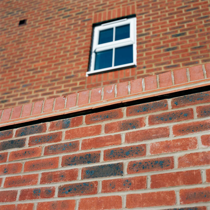 无人,方图,室外,白天,仰视,石头,窗户,阴影,光线,石子,影子,墙,玻璃窗,墙壁,墙面,阳光,建筑工地,地盘,建筑地盘,施工地盘,石块,彩图,低角度拍摄,工地