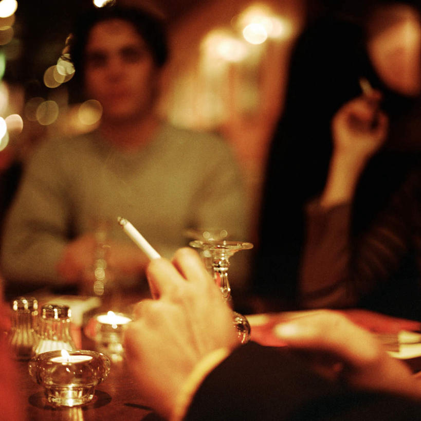 西方人,三个人,伙伴,朋友,餐厅,坐,方图,室内,白天,正面,友谊,餐桌,桌子,香烟,蜡烛,欧洲,欧洲人,朦胧,模糊,火焰,烛光,灯光,调料,调味品,燃烧,夹,调味料,注视,菜单,灯,灯具,点燃,观察,看,烟,餐台,观看,察看,夹着,照明设备,关注,友情,男人,男性,年轻男性,年轻女性,女人,女性,白种人,卷烟,烟草,纸烟,坐着,半身,彩图,餐馆,饭店,饭馆