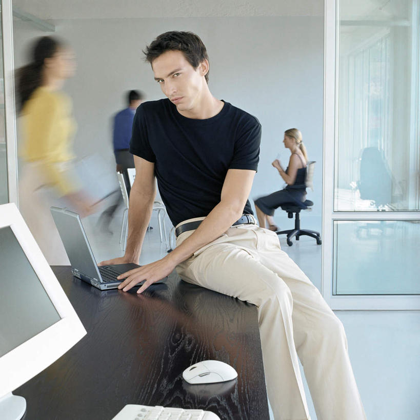 西方人,四个人,商务人士,商务男性,商务女性,办公室,站,坐,方图,室内,白天,正面,衬衫,电脑,笔记本电脑,窗户,落地窗,台灯,桌子,椅子,欧洲,欧洲人,敲打,握,套装,朦胧,模糊,网络,材料,档案,文件,办公桌,拿,拿着,注视,输入,通讯设备,玻璃窗,白色,资料,打字,观察,看,站着,握着,观看,点击,敲击,察看,无线,关注,文档,通信设备,商务装,无线网络,无线上网,便携式电脑,工薪阶层,平板电脑,按键,手提电脑,男人,男性,年轻男性,年轻女性,女人,女性,白种人,白领,上班族,站立,坐着,半身,彩图,衬衣