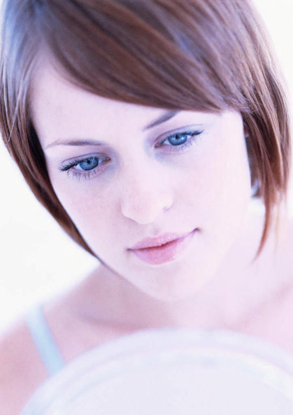 西方人,脸,头,脸颊,一个人,笑,微笑,露齿笑,竖图,室内,特写,白天,白色背景,正面,欧洲,欧洲人,仅一个年轻女性,仅一个女性,仅一个人,摄影,影棚,年轻女性,女人,女性,白种人,头部,脸部,脸蛋,面部,半身,彩图,影棚拍摄,拍摄