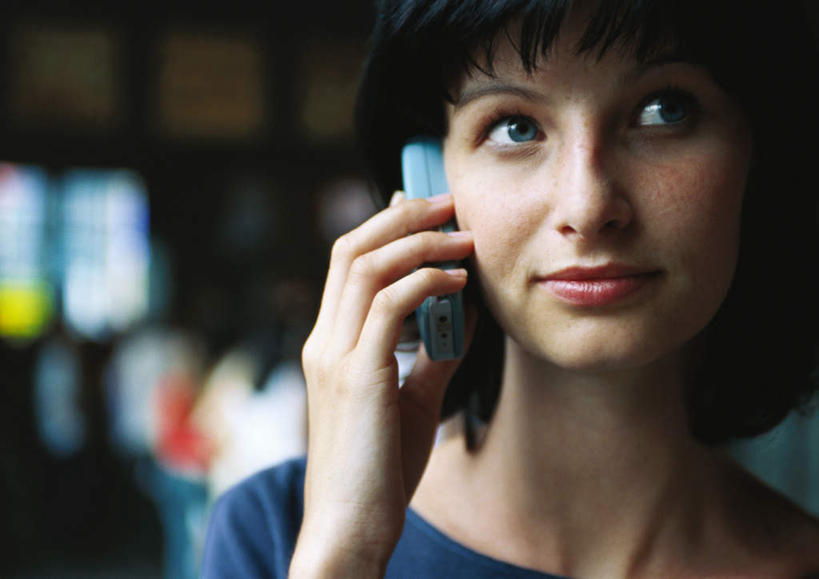 西方人,一个人,打电话,横图,室内,特写,白天,正面,电话,手机,欧洲,欧洲人,仅一个年轻女性,仅一个女性,仅一个人,握,朦胧,模糊,拿,拿着,通讯设备,握着,交流,年轻女性,女人,女性,白种人,沟通,通话,半身,彩图