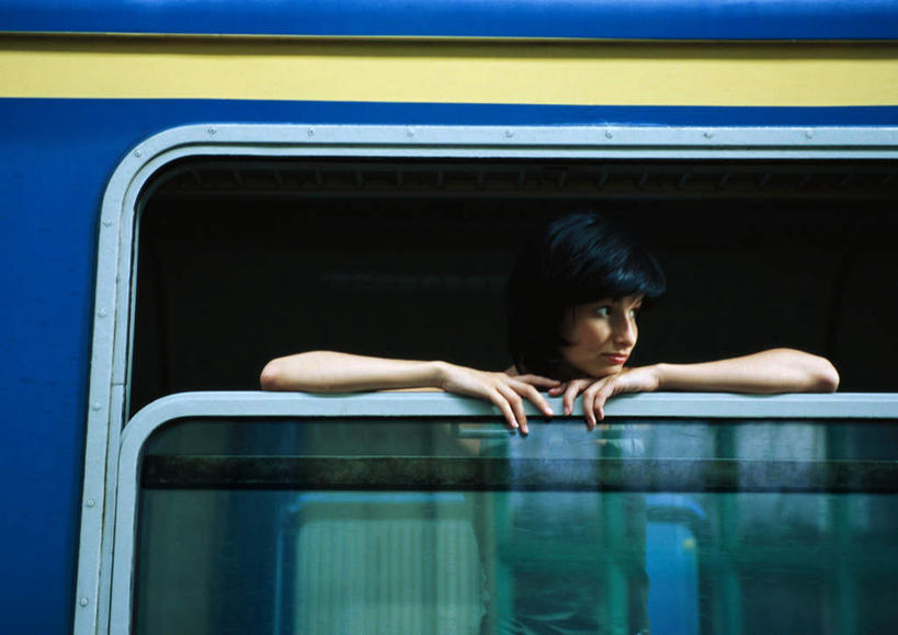 西方人,一个人,站,横图,室内,白天,正面,窗户,公共汽车,欧洲,欧洲人,仅一个年轻女性,仅一个女性,仅一个人,一辆,巴士,公交车,注视,玻璃窗,车,交通工具,观察,看,趴着,站着,观看,察看,关注,年轻女性,女人,女性,白种人,趴,站立,半身,彩图