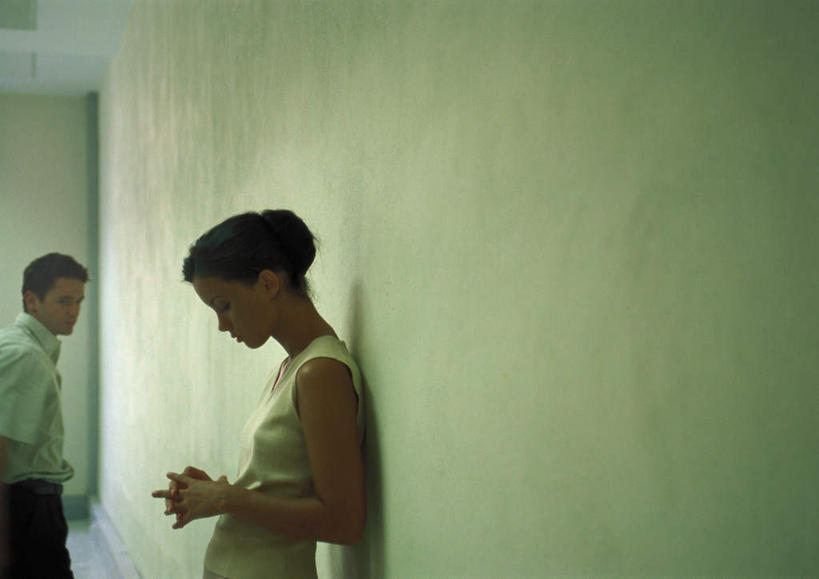 西方人,两个人,站,横图,室内,白天,侧面,爱情,欧洲,欧洲人,墙,走廊,浪漫,十指相扣,注视,墙壁,墙面,低头,观察,看,靠,靠着,站着,温暖,温馨,恩爱,恋人,观看,和睦,察看,关注,男人,男性,年轻男性,年轻女性,女人,女性,白种人,情侣,站立,半身,彩图,伴侣,融洽