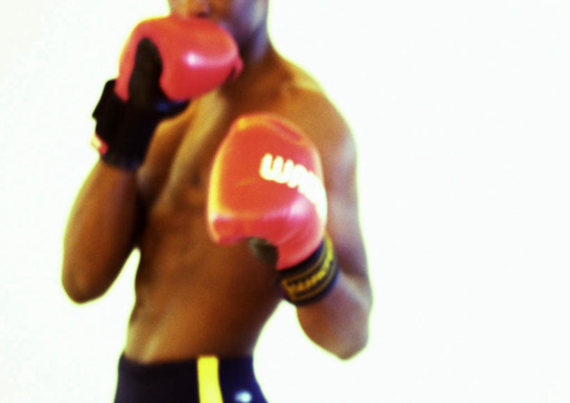 西方人,一个人,拳击手,站,横图,室内,白天,白色背景,正面,锻炼,比赛,运动,拳击,欧洲,非洲,黑人,欧洲人,仅一个男性,仅一个人,戴,拳击手套,注视,仅一个年轻男性,观察,看,站着,摄影,影棚,观看,戴着,察看,关注,体育,男人,男性,年轻男性,非洲人,拳击家,拳击运动员,站立,半身,彩图,影棚拍摄,健身,拍摄