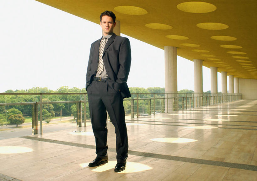 西方人,一个人,商务人士,商务男性,栏杆,站,横图,室内,白天,正面,衬衫,草地,草坪,植物,标志建筑,地标,建筑,欧洲,欧洲人,仅一个男性,仅一个人,套装,栅栏,篱笆,建筑群,围栏,走廊,注视,建设,护栏,草,树,树木,仅一个年轻男性,绿色,天空,自然,天,观察,看,站着,生长,晴朗,成长,观看,察看,关注,商务装,工薪阶层,万里无云,男人,男性,年轻男性,白种人,白领,上班族,晴空,晴空万里,插兜,两手抄兜,两手放兜,手插兜,手放口袋,站立,彩图,全身,衬衣