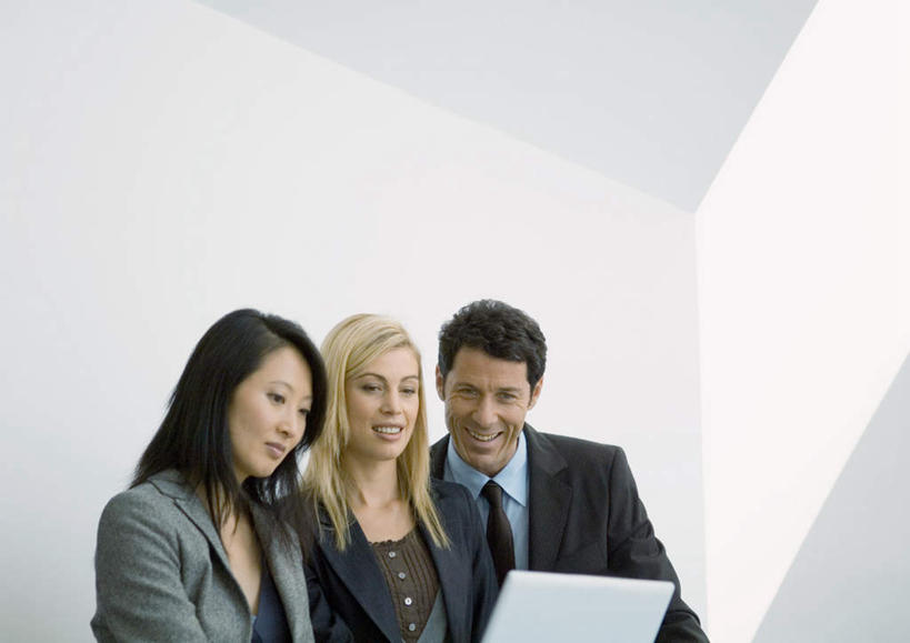 西方人,三个人,同事,商务人士,商务男性,商务女性,办公室,站,笑,微笑,露齿笑,横图,室内,白天,正面,衬衫,成功,合作,团队,集体,信心,电脑,笔记本电脑,桌子,欧洲,欧洲人,敲打,套装,网络,办公桌,注视,输入,通讯设备,队伍,打字,观察,看,站着,观看,点击,敲击,察看,无线,领导,成就,关注,通信设备,商务装,无线网络,合伙,领袖,无线上网,便携式电脑,工薪阶层,按键,手提电脑,男人,男性,年轻男性,年轻女性,女人,女性,白种人,白领,上班族,站立,半身,彩图,衬衣