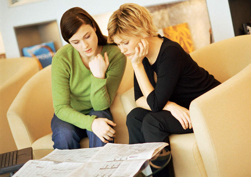 西方人,两个人,伙伴,朋友,客厅,坐,横图,室内,白天,正面,阅读,友谊,电脑,笔记本电脑,沙发,报纸,欧洲,欧洲人,撑,学习,网络,墙,茶几,托腮,注视,通讯设备,墙壁,墙面,装饰品,一个,黄色,观察,看,托,浏览,单个,观看,察看,无线,起居室,关注,托下巴,通信设备,无线网络,布艺沙发,无线上网,便携式电脑,友情,手提电脑,男人,男性,年轻男性,年轻女性,女人,女性,白种人,坐着,半身,彩图