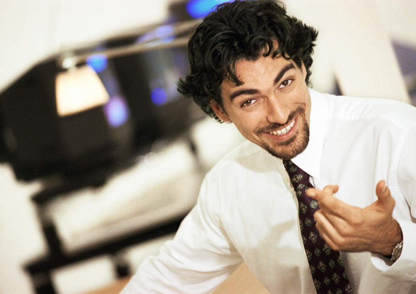 西方人,一个人,商务人士,商务男性,办公室,坐,笑,微笑,露齿笑,横图,室内,白天,正面,衬衫,台灯,欧洲,欧洲人,仅一个男性,仅一个人,套装,朦胧,模糊,灯光,注视,灯,仅一个年轻男性,灯具,观察,看,观看,察看,照明设备,关注,商务装,工薪阶层,男人,男性,年轻男性,白种人,白领,上班族,坐着,半身,彩图,衬衣