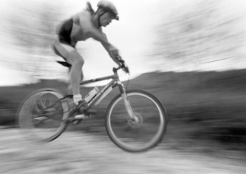 西方人,一个人,横图,黑白,室外,白天,正面,锻炼,运动,自行车,欧洲,欧洲人,仅一个男性,仅一个人,一辆,戴,头盔,车,脚踏车,水壶,仅一个年轻男性,天空,交通工具,天,骑车,戴着,体育,男人,男性,年轻男性,白种人,全身,健身