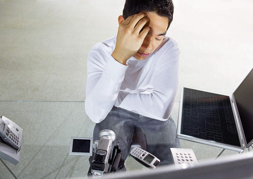 西方人,一个人,办公室,打电话,横图,室内,白天,正面,计算器,电脑,笔记本电脑,桌子,电话,手机,椅子,欧洲,欧洲人,仅一个男性,仅一个人,撑,计算,科学,网络,办公桌,办公用品,摄像机,通讯设备,玻璃制品,仅一个年轻男性,话筒,电话线,理财,财务,无线,撑着,数学,通信设备,无线网络,无线上网,便携式电脑,交流,手提电脑,男人,男性,年轻男性,白种人,电话机,沟通,通话,半身,彩图