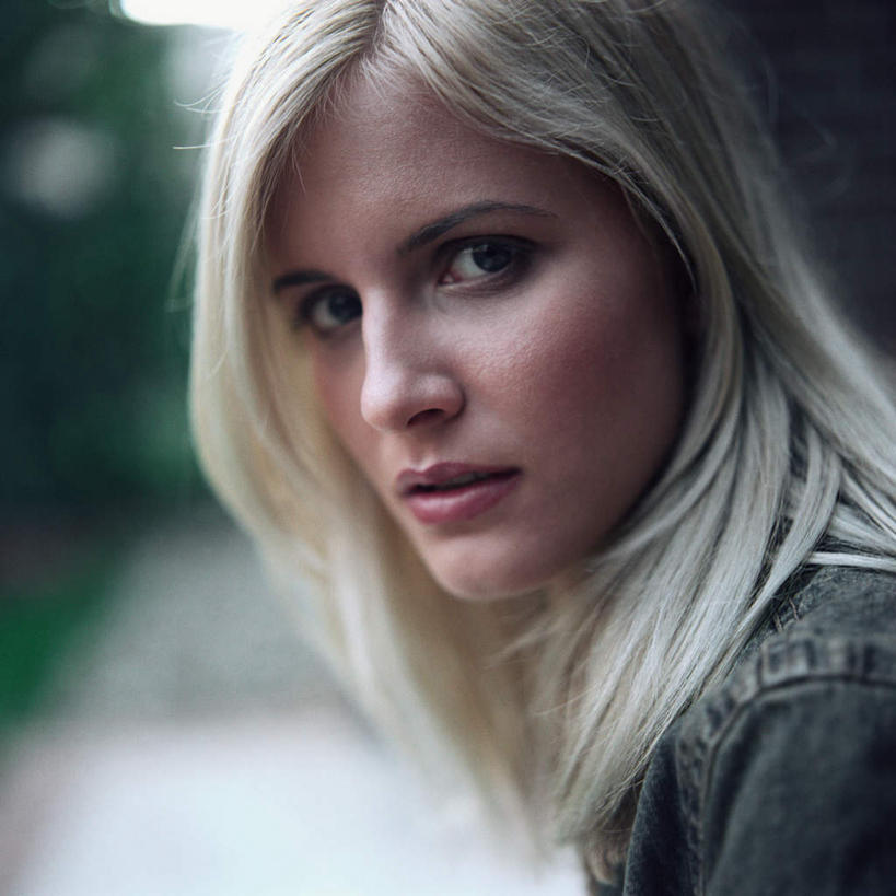 西方人,脸,头,脸颊,一个人,方图,室内,特写,白天,正面,欧洲,欧洲人,仅一个年轻女性,仅一个女性,仅一个人,朦胧,模糊,年轻女性,女人,女性,白种人,头部,脸部,脸蛋,面部,半身,彩图