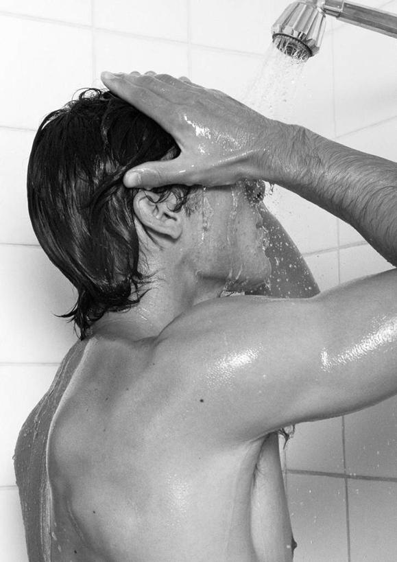 西方人,一个人,竖图,黑白,室内,白天,侧面,洗澡,水,卫生间,浴室,欧洲,欧洲人,仅一个男性,仅一个人,湿,水龙头,液体,水滴,裸露,仅一个年轻男性,赤裸,双手抱头,裸,男人,男性,年轻男性,白种人,淋浴房,半身,冲凉,冲凉房,沐浴间,沐浴室