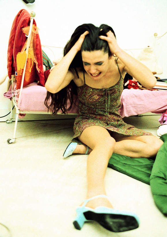 西方人,一个人,坐,竖图,室内,白天,正面,床,地毯,卧室,欧洲,欧洲人,仅一个年轻女性,仅一个女性,仅一个人,抓头,床单,注视,被子,一个,观察,看,单人床,单个,观看,察看,被单,伤心,难过,关注,年轻女性,女人,女性,白种人,坐着,彩图,全身,睡房,卧房