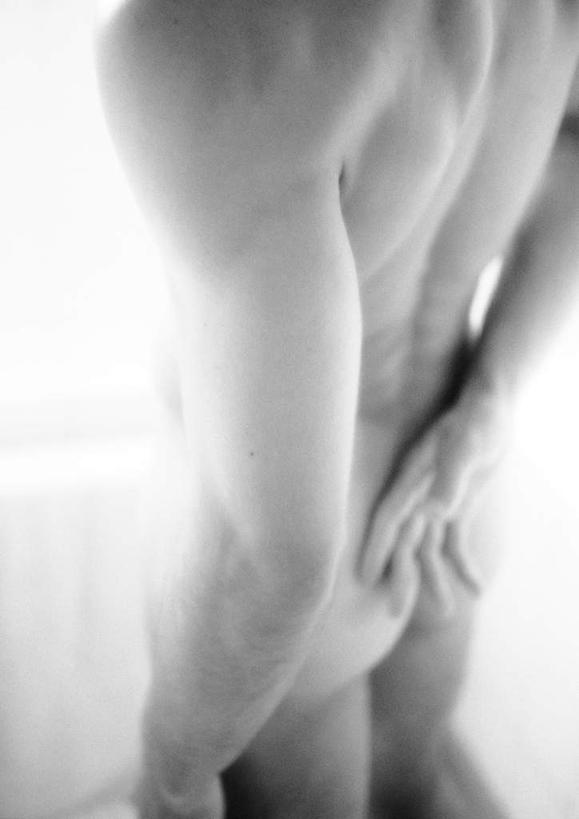 西方人,一个人,站,竖图,黑白,室内,白天,欧洲,欧洲人,仅一个男性,仅一个人,阴影,光线,影子,灯光,裸露,仅一个年轻男性,背面,站着,赤裸,裸,背手,男人,男性,年轻男性,白种人,半身