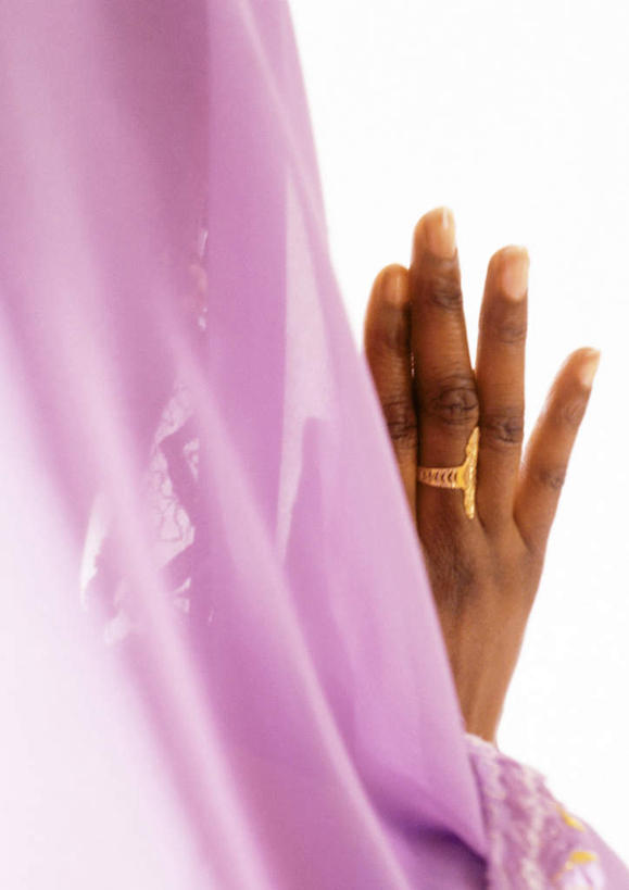 手,一个人,竖图,室内,特写,白天,白色背景,民族服装,亚洲,仅一个年轻女性,仅一个女性,仅一个人,丝巾,背面,紫色,戒指,手部,摄影,服饰,影棚,飘逸,庄重,追求,纱丽,雅致,纱丽服,清婉,妍丽,年轻女性,女人,女性,亚洲人,印度人,半身,彩图,影棚拍摄,传统服装,民俗服,拍摄,奢华