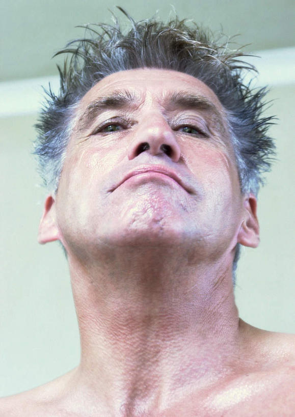 西方人,脸,头,脸颊,一个人,竖图,室内,特写,白天,正面,欧洲,欧洲人,仅一个男性,仅一个人,仅一个老年男性,老年男性,男人,男性,白种人,头部,脸部,脸蛋,面部,抬头,仰头,半身,彩图