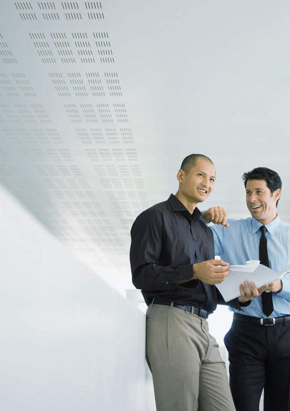 西方人,两个人,同事,商务人士,商务男性,栏杆,站,竖图,室内,白天,正面,衬衫,欧洲,欧洲人,握,套装,材料,档案,文件,围栏,走廊,拿,拿着,注视,护栏,资料,观察,看,靠,靠着,站着,握着,搭肩,观看,察看,公司,关注,文档,商务装,工薪阶层,男人,男性,年轻男性,白种人,白领,上班族,站立,半身,彩图,衬衣