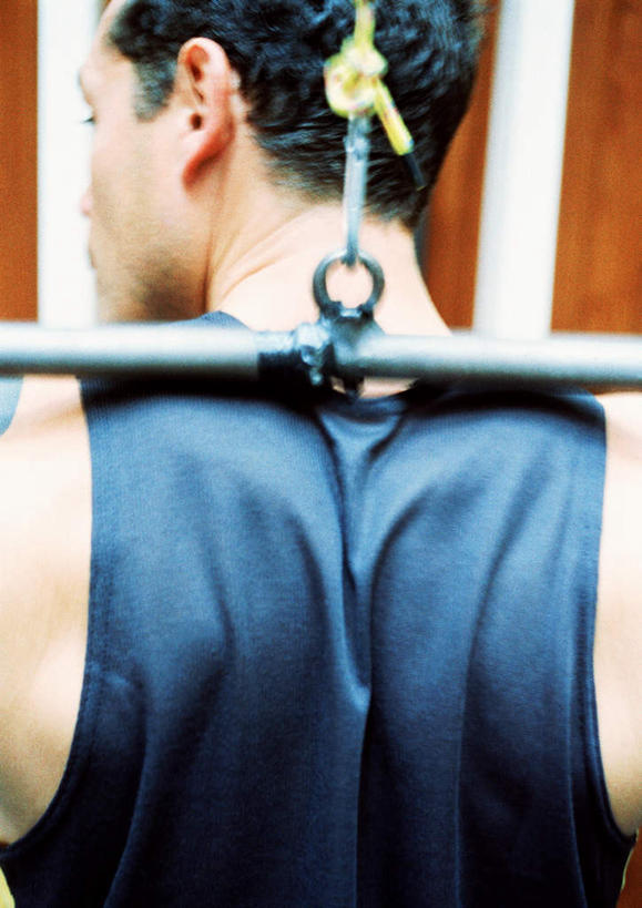 西方人,一个人,健身房,竖图,室内,白天,正面,锻炼,运动,欧洲,欧洲人,仅一个男性,仅一个人,运动器械,仅一个年轻男性,健身器械,健身器材,体育,男人,男性,年轻男性,白种人,半身,彩图,健身,健身馆,运动器材