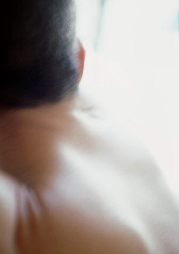 西方人,一个人,站,竖图,室内,特写,白天,白色背景,欧洲,欧洲人,仅一个男性,仅一个人,注视,裸露,背面,观察,看,站着,仅一个老年男性,摄影,影棚,赤裸,观看,察看,关注,裸,肩部,老年男性,男人,男性,白种人,站立,半身,彩图,影棚拍摄,拍摄