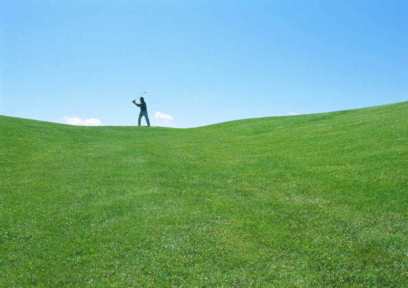西方人,一个人,站,横图,室外,白天,仰视,旅游,度假,帽子,欧洲,欧洲人,仅一个男性,仅一个人,仅一个中年男性,戴,握,高尔夫,高尔夫球,云,云朵,球场,拿,云彩,拿着,注视,娱乐,运动帽,高尔夫球场,蓝色,白云,蓝天,天空,天,观察,看,站着,享受,休闲,鸭舌帽,放松,握着,晴朗,观看,戴着,察看,挥动,高尔夫球杆,关注,绿茵场,户外运动,高尔夫运动,高尔夫球具,男人,男性,中年男性,白种人,晴空,站立,彩图,低角度拍摄,全身