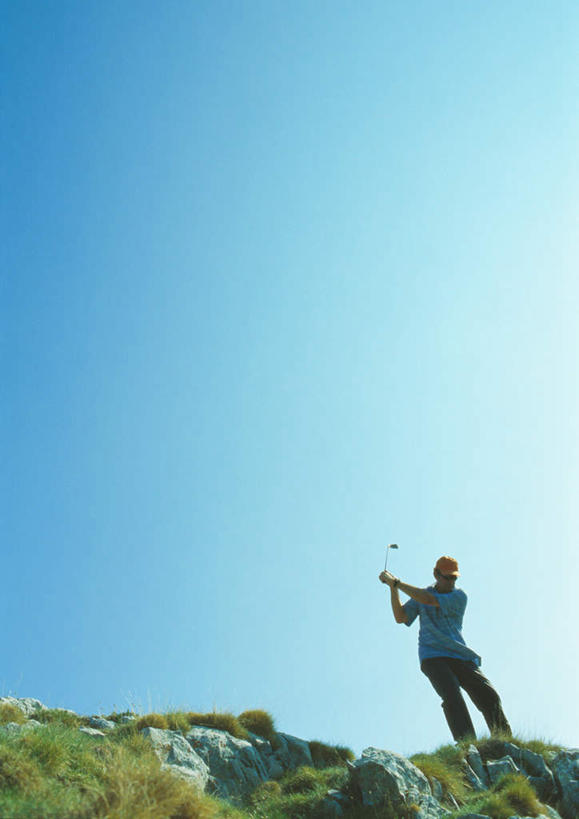 西方人,一个人,站,竖图,室外,白天,仰视,旅游,度假,石头,欧洲,欧洲人,仅一个男性,仅一个人,仅一个中年男性,握,高尔夫,高尔夫球,石子,球场,拿,拿着,注视,娱乐,高尔夫球场,蓝色,蓝天,天空,天,观察,看,站着,享受,休闲,放松,握着,晴朗,观看,察看,挥动,高尔夫球杆,关注,绿茵场,户外运动,高尔夫运动,高尔夫球具,万里无云,男人,男性,中年男性,白种人,石块,岩石,晴空,晴空万里,站立,彩图,低角度拍摄,全身