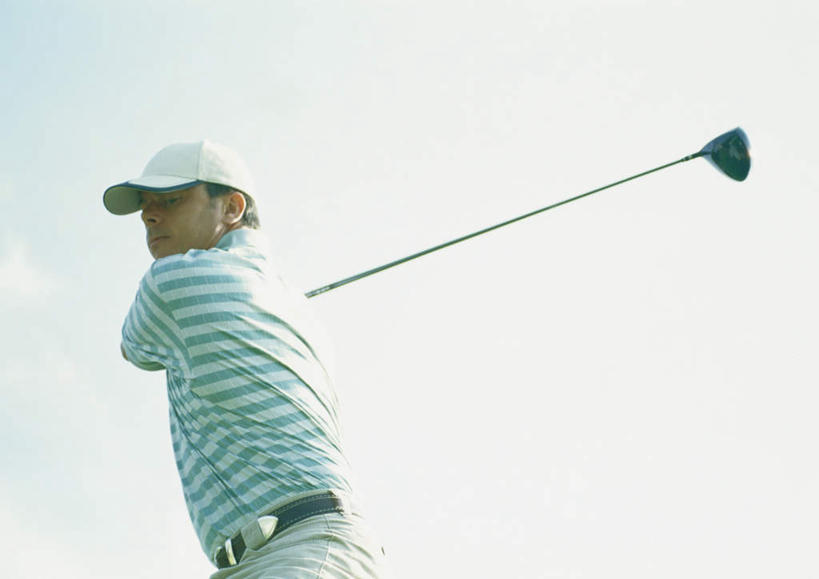 西方人,一个人,站,横图,室外,白天,仰视,旅游,度假,帽子,欧洲,欧洲人,仅一个男性,仅一个人,仅一个中年男性,戴,握,高尔夫,高尔夫球,云,云朵,拿,云彩,拿着,注视,娱乐,运动帽,蓝色,白云,蓝天,天空,天,观察,看,站着,享受,休闲,鸭舌帽,放松,握着,晴朗,观看,戴着,察看,挥动,高尔夫球杆,关注,户外运动,高尔夫运动,高尔夫球具,男人,男性,中年男性,白种人,晴空,站立,半身,彩图,低角度拍摄