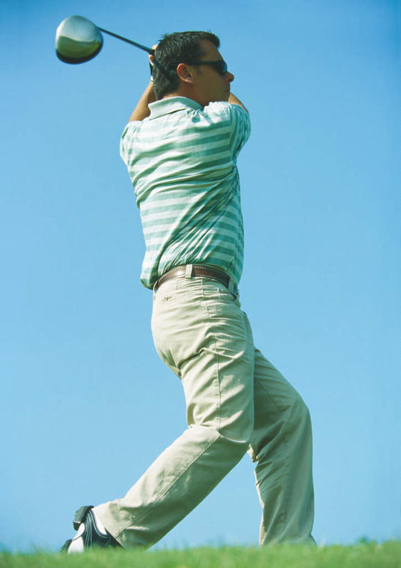 西方人,一个人,站,竖图,室外,白天,仰视,旅游,度假,欧洲,欧洲人,仅一个男性,仅一个人,仅一个中年男性,戴,握,高尔夫,高尔夫球,墨镜,眼镜,球场,拿,拿着,注视,娱乐,高尔夫球场,蓝色,蓝天,天空,太阳镜,太阳眼镜,天,观察,看,站着,享受,休闲,遮阳镜,放松,握着,晴朗,观看,戴着,察看,挥动,高尔夫球杆,关注,绿茵场,户外运动,高尔夫运动,高尔夫球具,万里无云,男人,男性,中年男性,白种人,晴空,晴空万里,站立,彩图,低角度拍摄,全身