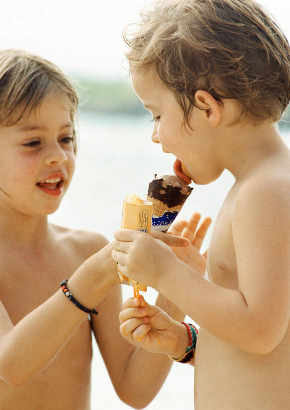 点心,西方人,儿童,两个人,伙伴,朋友,笑,微笑,露齿笑,竖图,室外,白天,正面,友谊,纯洁,沙滩,欧洲,欧洲人,握,沙子,海岸,食品,冰激凌,甜点,甜品,沙地,拿,拿着,食物,糕点,小孩,甜食,冷饮,可爱,童年,童趣,舔,握着,甜筒,童真,烂漫,无邪,天真,友情,男孩,男人,男性,白种人,海滩,半身,彩图,男生