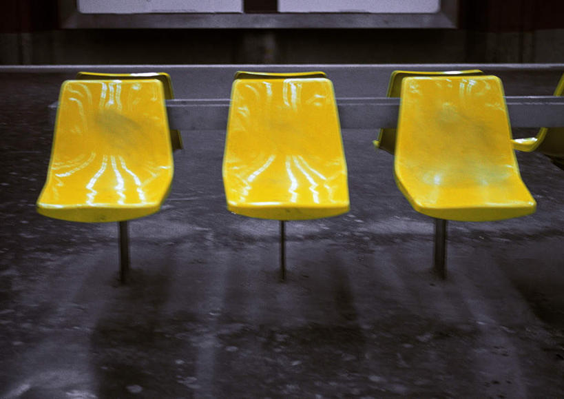 无人,火车站,横图,俯视,室内,特写,白天,车站,静物,椅子,一排,整齐,木椅,站台,月台,排列,三个,黄色,队列,彩图,高角度拍摄