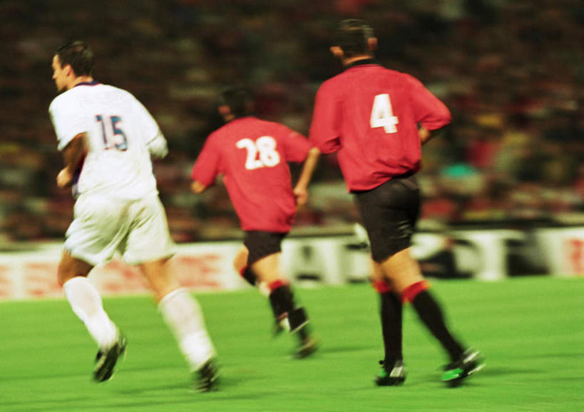 西方人,观众,运动员,足球场,跑,横图,室外,白天,锻炼,快乐,比赛,运动,竞争,草地,欧洲,欧洲人,五个人,足球运动员,娱乐,草,背面,休闲,体育运动,绿茵场,体育,男人,男性,年轻男性,白种人,观赏人员,体育运动员,运动选手,跑步,彩图,全身,健身,足球比赛场地