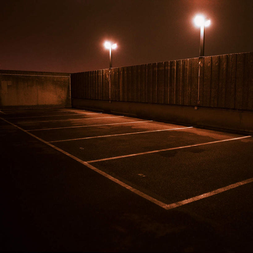 无人,停车场,方图,室外,夜晚,正面,路灯,墙,灯光,分界线,墙壁,墙面,灯,天空,天,照明设备,彩图,泊车场