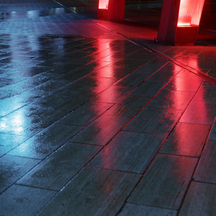 无人,方图,俯视,室外,夜晚,地板,阴影,反射,瓷砖,地砖,影子,灯光,地面,木地板,灯,红色,灯具,射灯,潮湿,照明设备,湿润,彩图,高角度拍摄