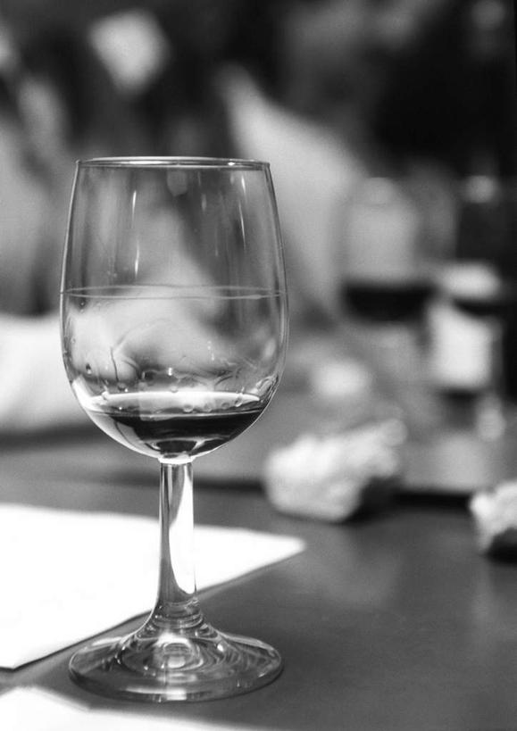 无人,酒吧,竖图,黑白,室内,特写,白天,正面,吧台,餐桌,桌子,静物,杯子,朦胧,模糊,高脚杯,红酒杯,一杯,玻璃制品,酒杯,餐台,玻璃杯,酒吧间,酒馆