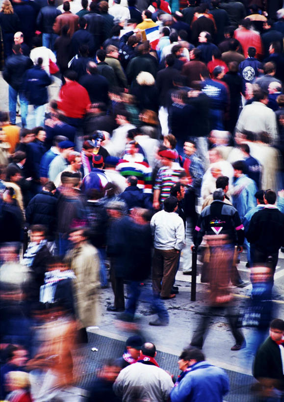 西方人,站,走,竖图,俯视,室外,白天,道路,路,公路,欧洲,欧洲人,朦胧,模糊,交通,许多人,拥挤,注视,观察,看,站着,一群人,观看,察看,喧嚣,关注,嘈杂,男人,男性,年轻男性,年轻女性,女人,女性,白种人,马路,步行,散步,站立,走路,半身,彩图,高角度拍摄