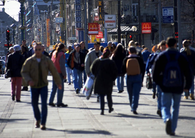 西方人,背部,走,横图,室外,白天,正面,安全,道路,路,指示牌,公路,欧洲,欧洲人,阴影,朦胧,模糊,光线,标志,文字,影子,红绿灯,信号灯,交通,许多人,拥挤,标识,招牌,阳光,一群人,警示,喧嚣,提示,流通,交通信号灯,行人信号灯,嘈杂,男人,男性,年轻男性,年轻女性,女人,女性,白种人,马路,步行,散步,走路,半身,彩图